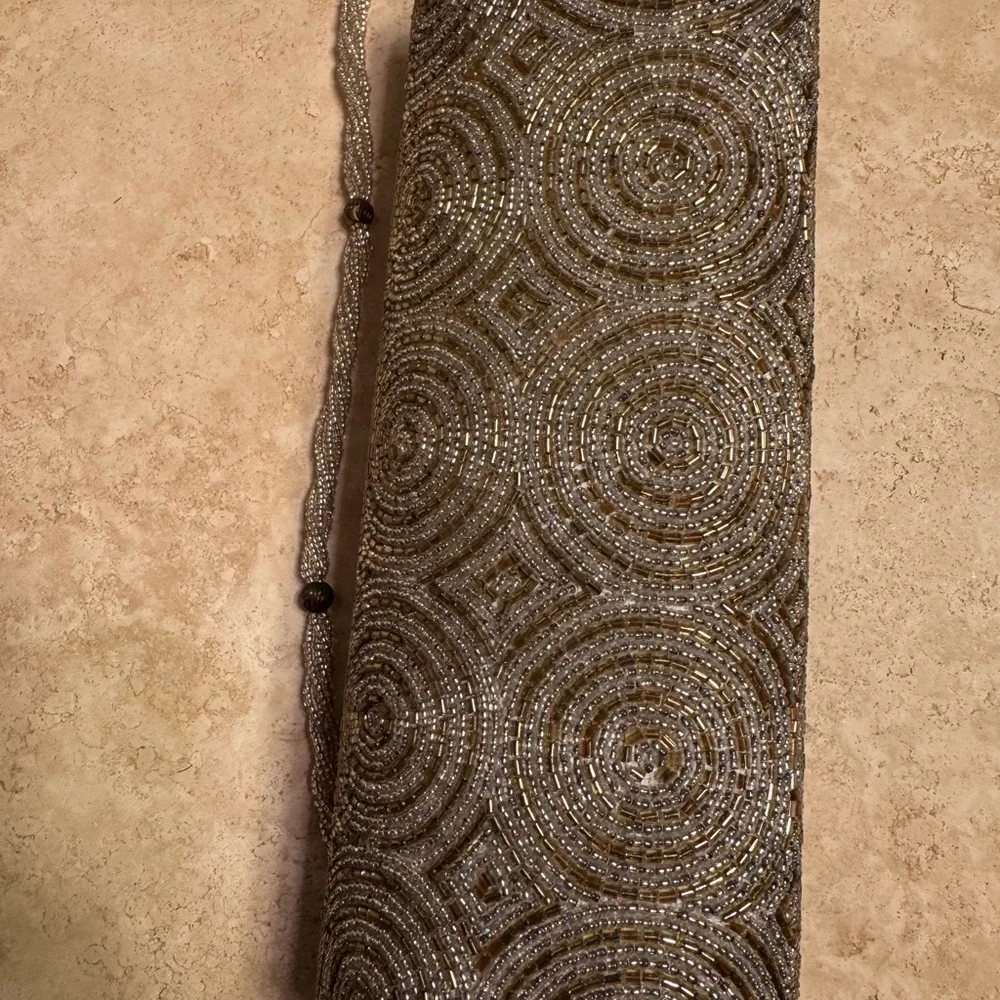 Stunning crystal & beads Elegant Silver Clutch Bag. It’s a must have